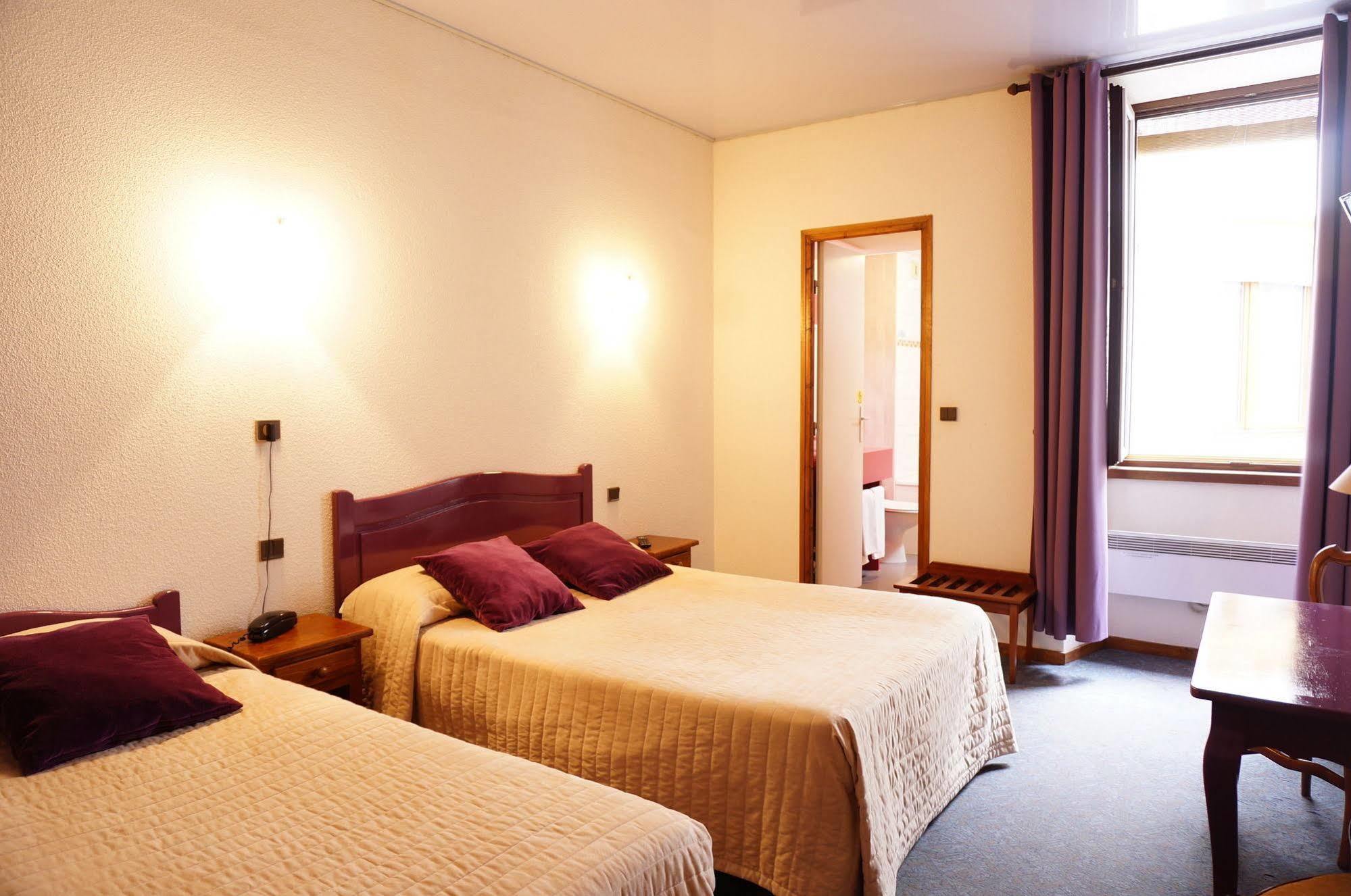 Logis Hotel Des Messageries Arbois Luaran gambar