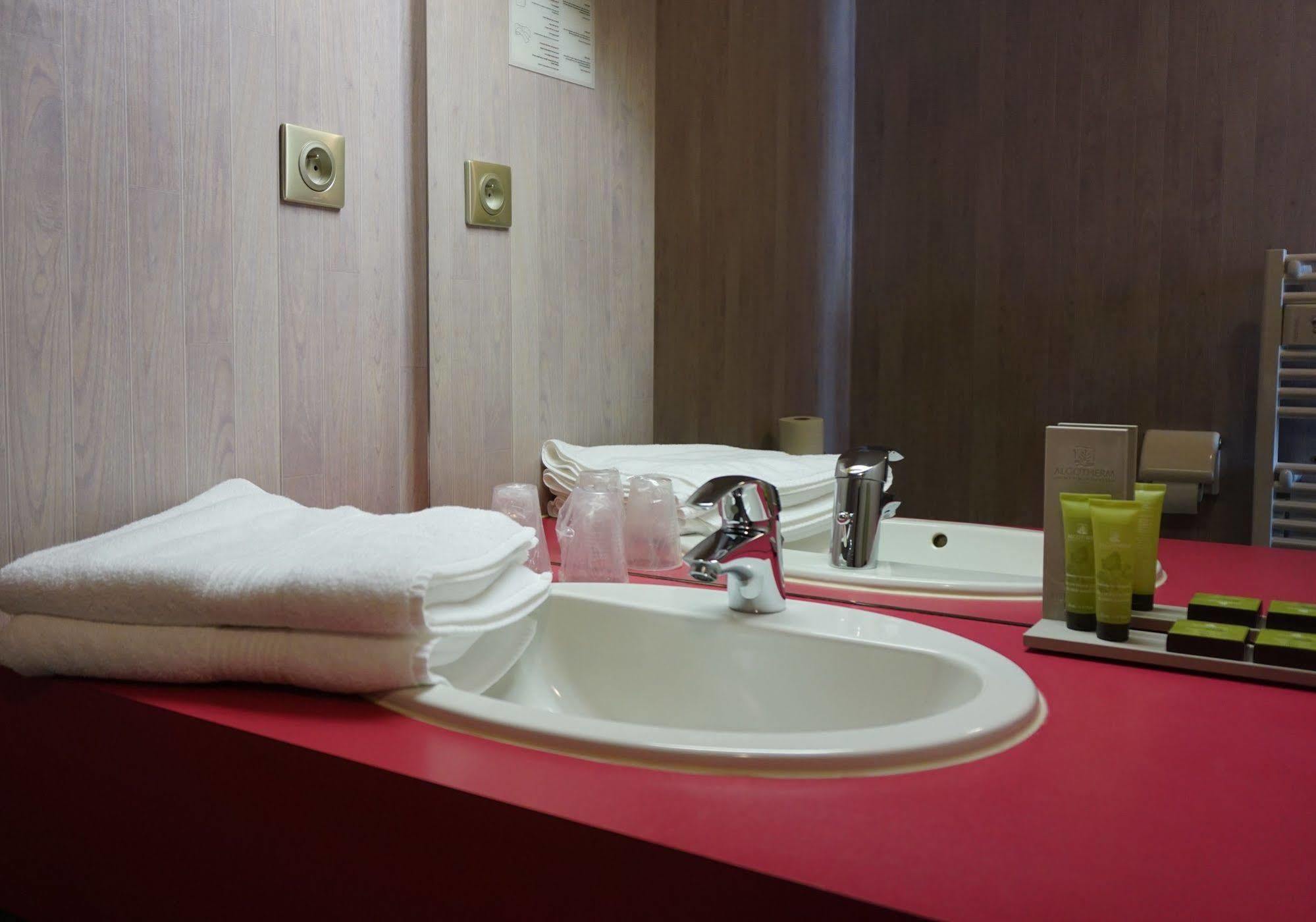 Logis Hotel Des Messageries Arbois Luaran gambar